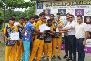 Cricket players lined up together for a team photo