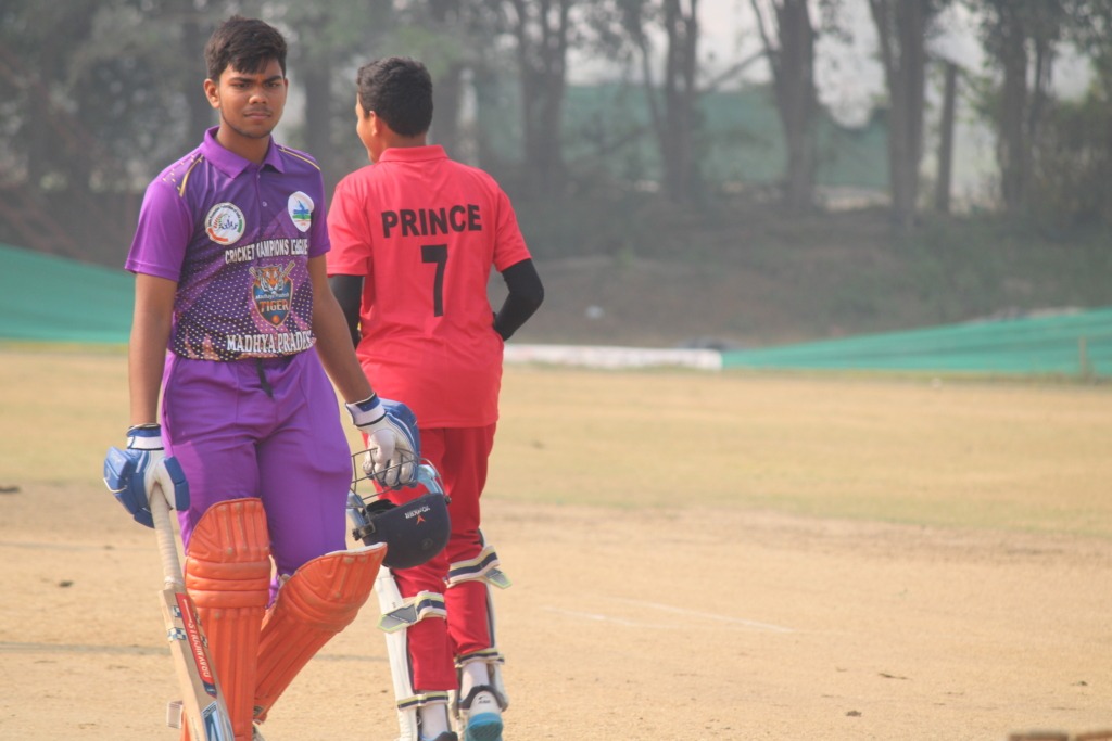 IMG_9067 Cricketer kaise bane guide showing young player practicing batting in T20NPL structured cricket training